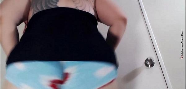  Curvy ScarletVixen Shakes Her Phat Ass For You